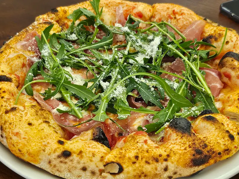 신선한 루꼴라와 프로슈토가 듬뿍 올라간 화덕피자