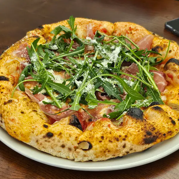 테이블 위에 놓인 먹음직스러운 화덕피자