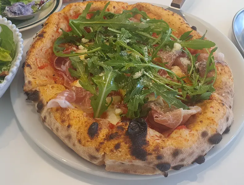 깔끔하게 세팅된 테이블과 화덕피자