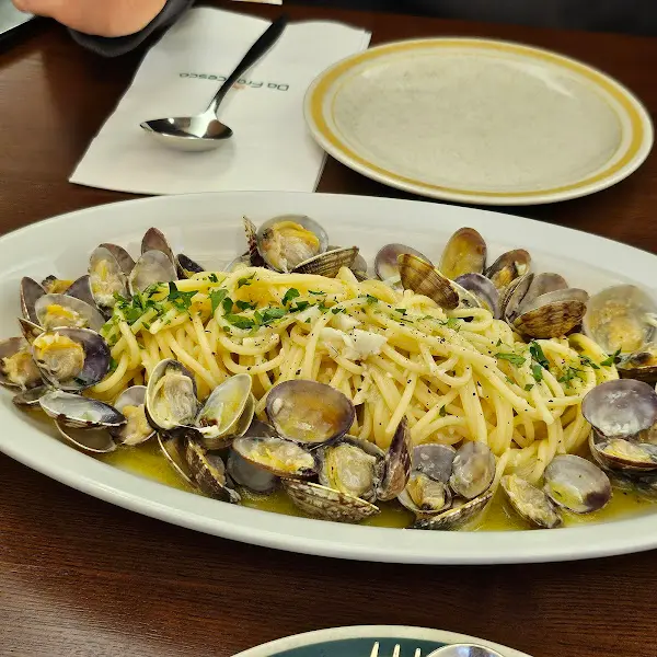 테이블 위에 놓인 봉골레 파스타