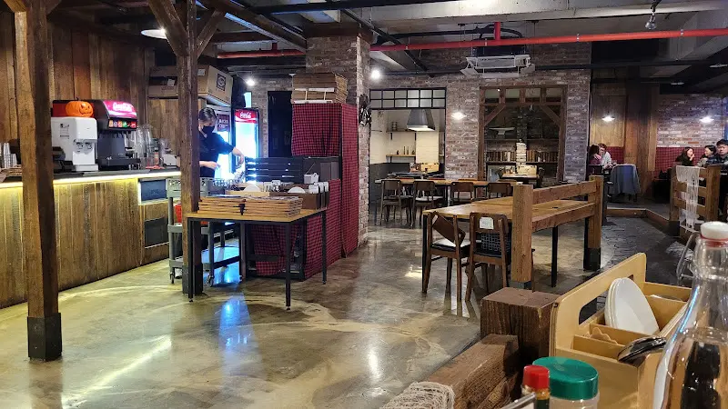 넓고 깔끔한 식당 내부