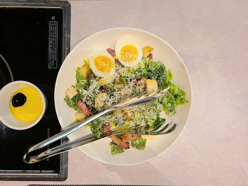 신선한 채소가 가득한 샐러드