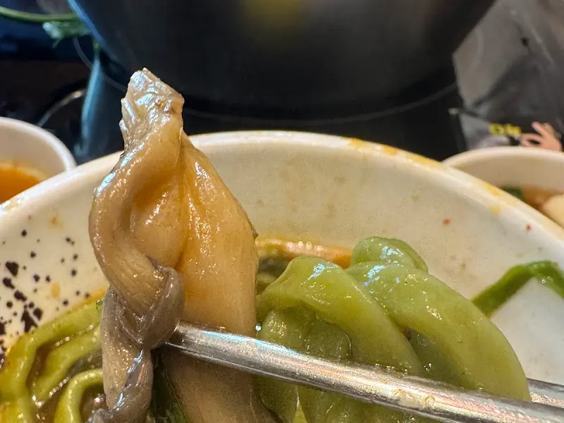 칼국수 면발을 들어올리는 모습