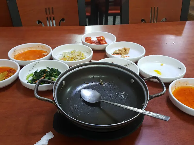 김치찌개를 비운 뚝배기와 반찬 그릇들