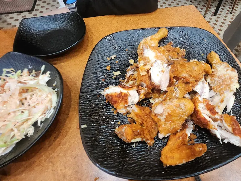 테이블 위에 놓인 마늘통닭