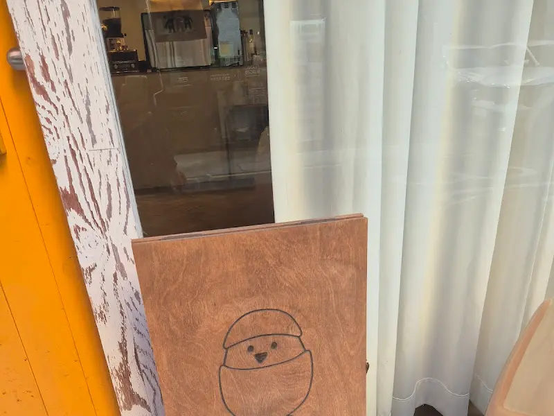 귀여운 캐릭터가 그려진 입간판