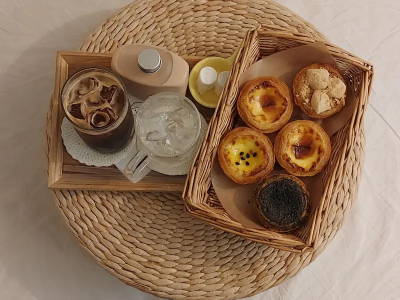 테이블 위 에그타르트와 커피