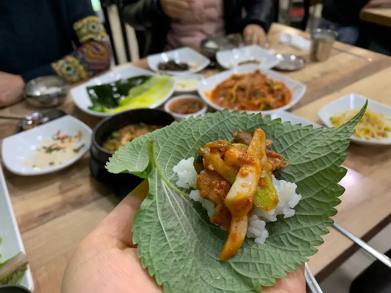 쌈을 싸서 먹는 모습