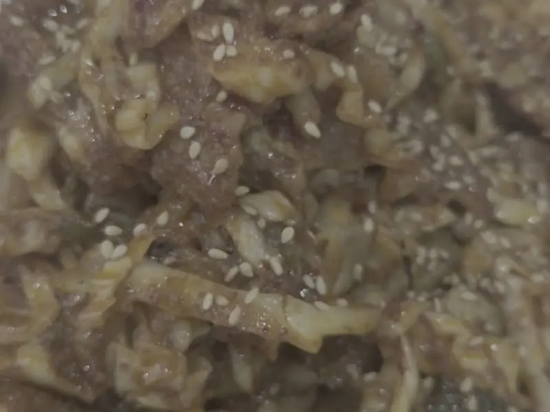 깨가 뿌려진 제육볶음