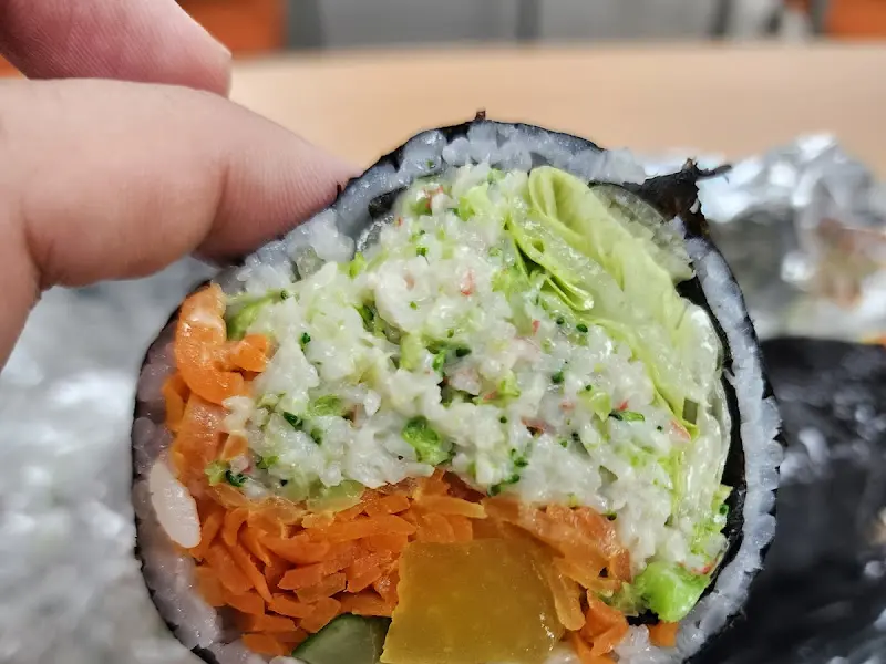 샐러드 김밥을 들고 있는 모습