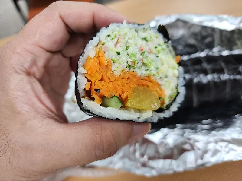 샐러드 김밥을 들고 있는 다른 각도의 모습