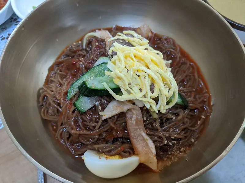 산해 냉면 비빔냉면 근접샷