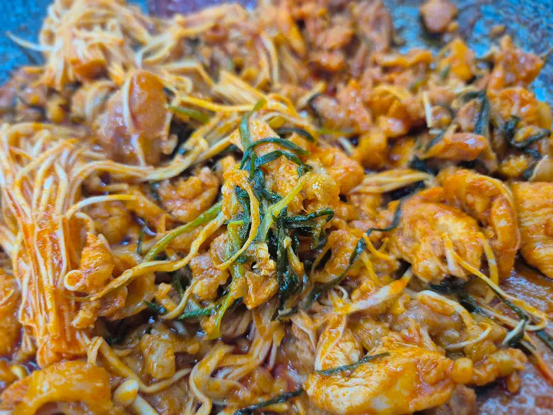 매콤한 양념에 버무려진 닭 주물럭