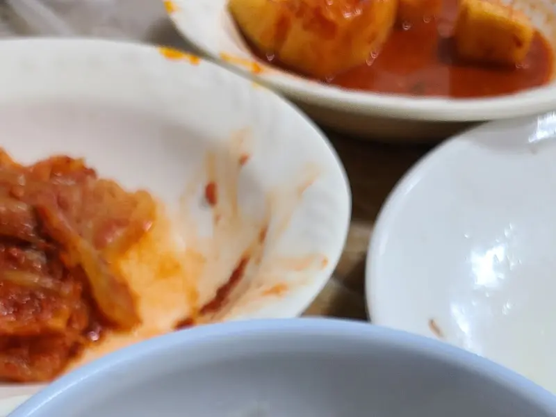 닭 주물럭과 함께 제공되는 다양한 밑반찬