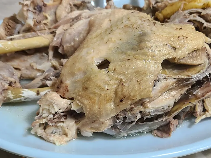 뽀얀 국물이 인상적인 닭백숙