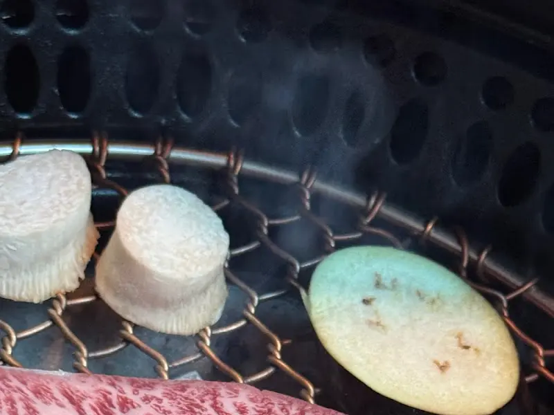 석쇠 위에서 구워지는 버섯