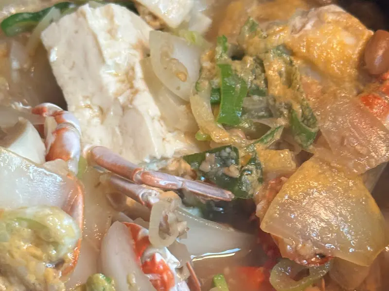 다채로운 재료가 듬뿍 들어간 찌개