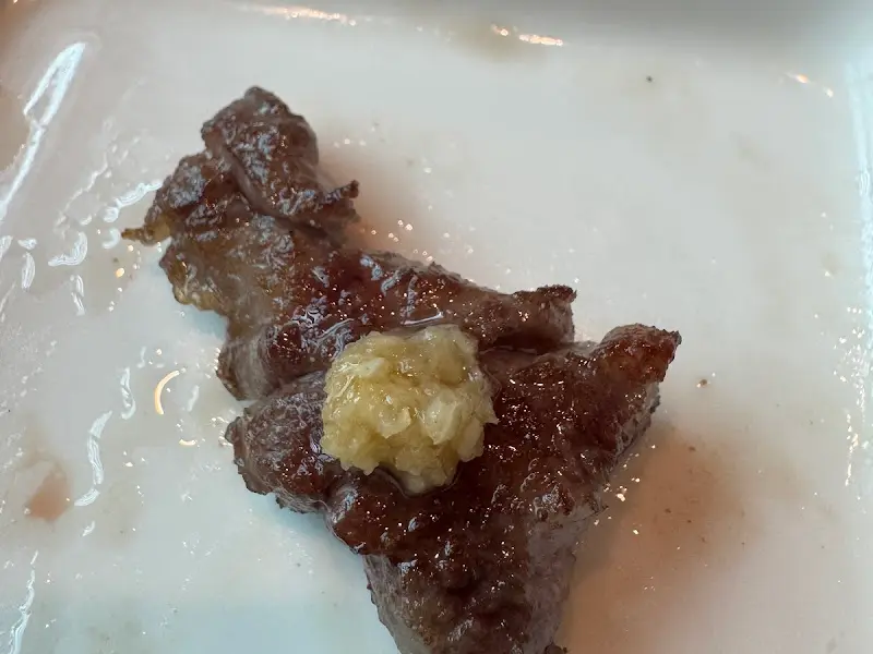 구워진 한우 한 점