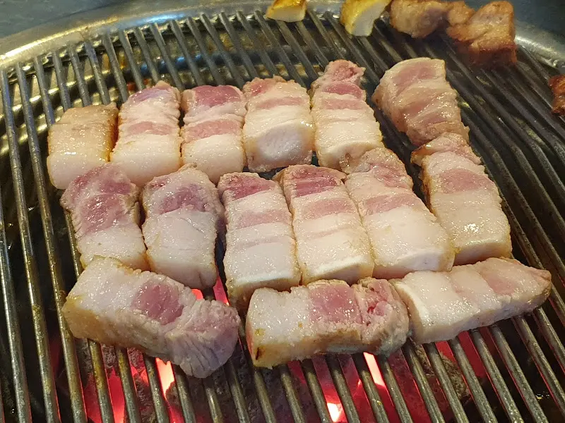 숯불 위에서 익어가는 흑돼지