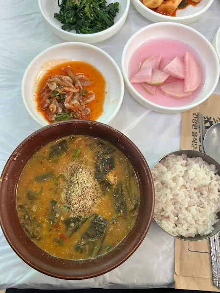 맛깔스러운 밑반찬과 추어탕