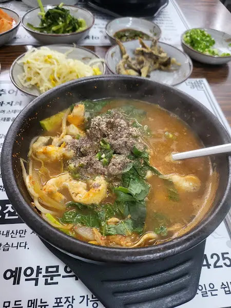 향긋한 쑥갓이 올려진 추어탕