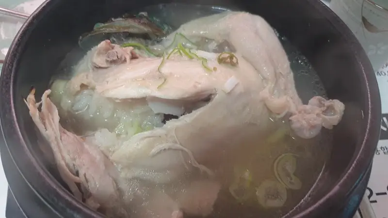 뽀얀 국물이 인상적인 삼계탕