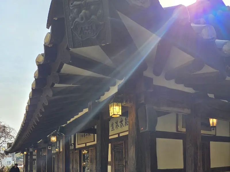 춘운서옥의 처마와 하늘