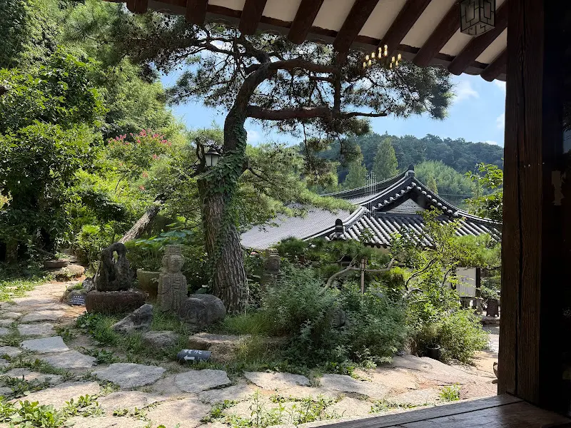 정원에서 바라본 춘운서옥