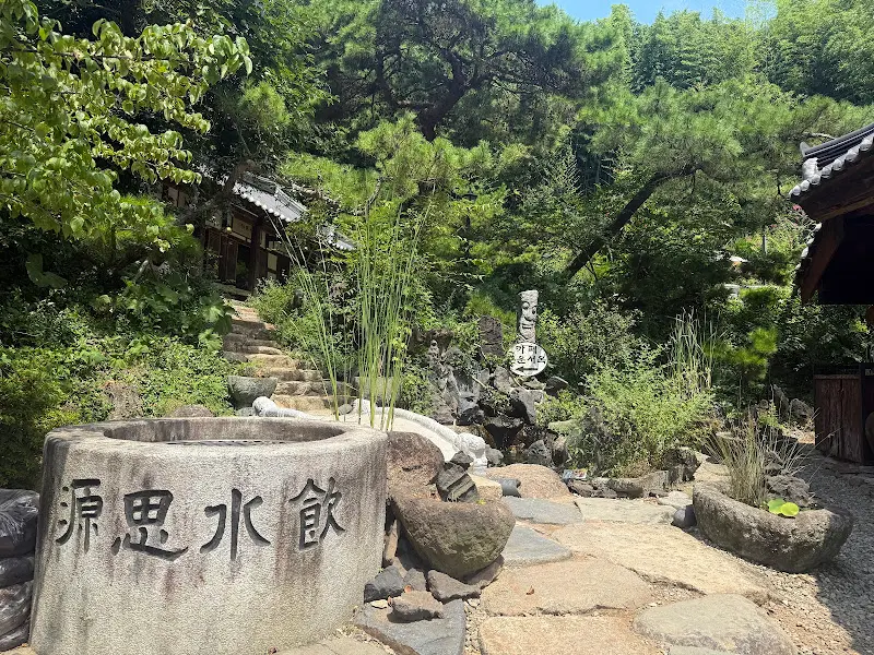 춘운서옥 입구의 돌 조형물