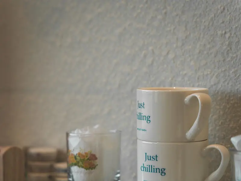 'Just chilling' 문구가 적힌 머그컵