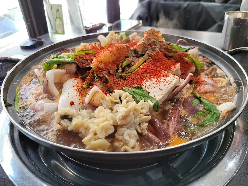 고춧가루와 다진 마늘이 추가된 오징어찌개