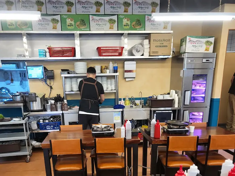 청도미나리 식당 내부