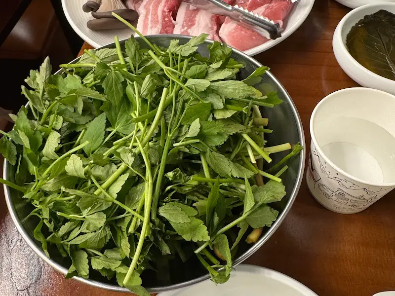 미나리와 삼겹살 근접샷