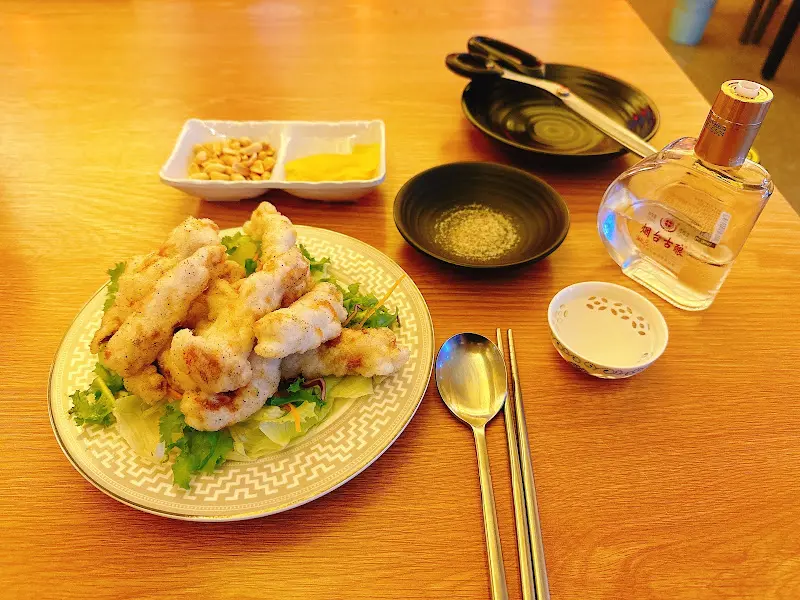 탕수육과 곁들여진 양념통