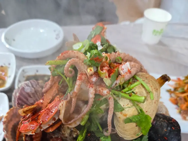 해산물이 가득 담긴 해물뚝배기