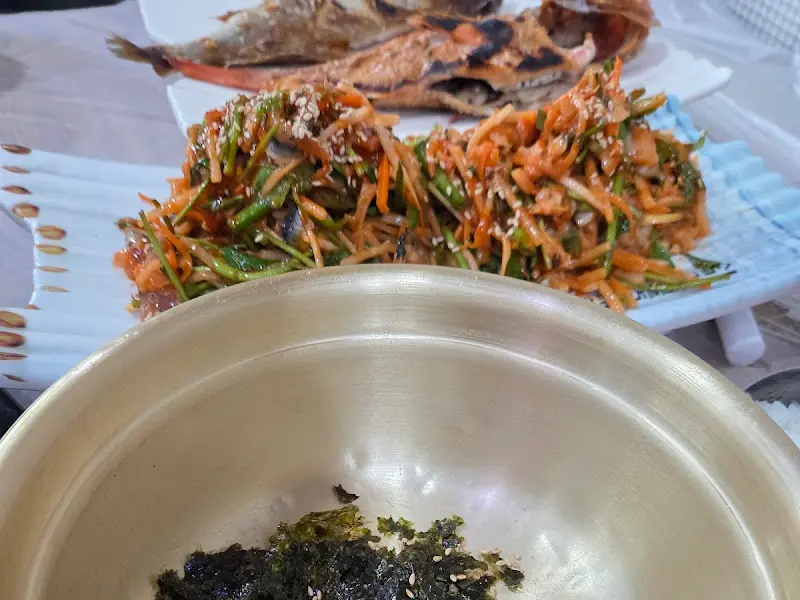 생선구이와 회무침, 밥