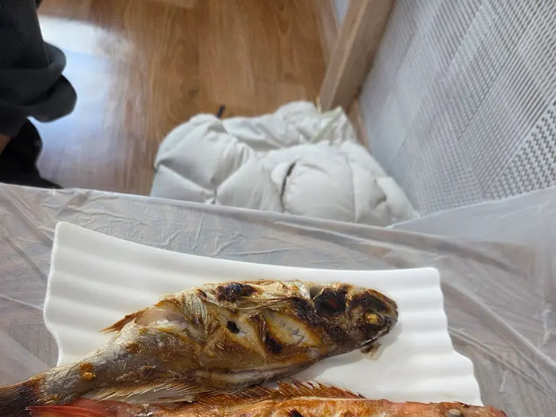 테이블 위에 놓인 생선구이