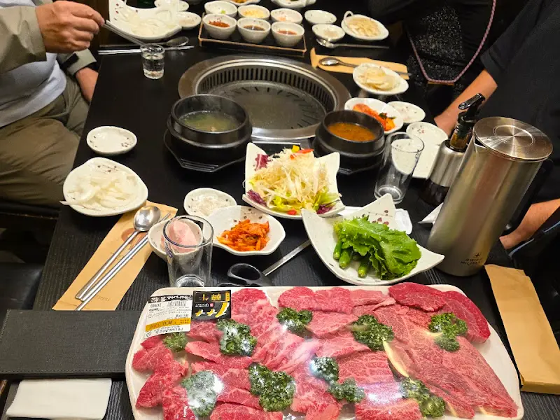 불판 위에서 맛있게 익어가는 한우