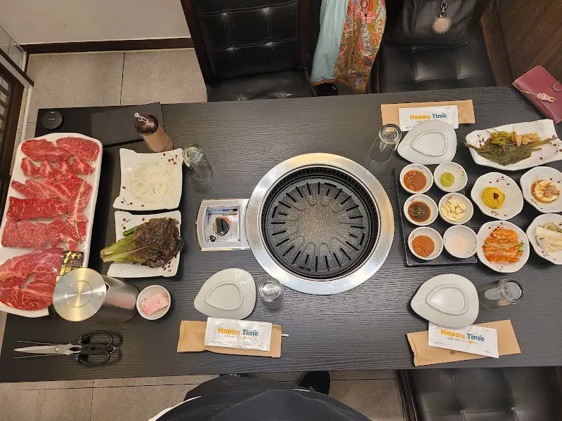 깔끔하게 세팅된 테이블 전경