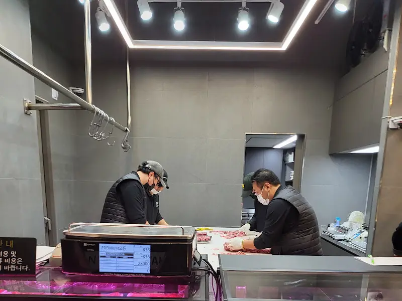 정육 코너에서 고기를 손질하는 모습