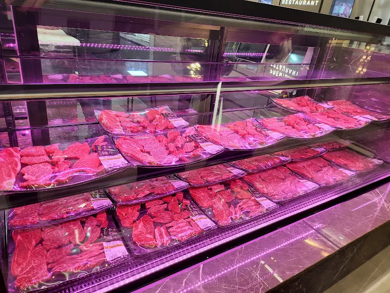 다양한 부위의 한우를 진열해 놓은 쇼케이스