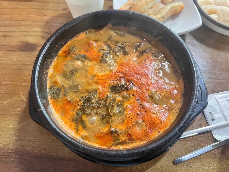 진한 국물이 인상적인 추어탕 클로즈업