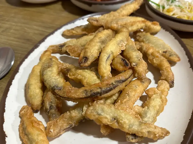 노릇하게 튀겨진 추어튀김