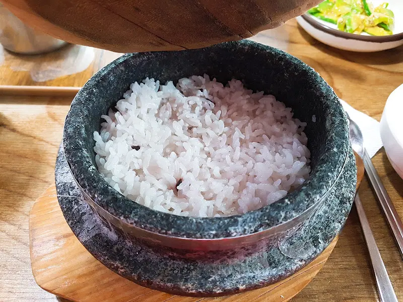 윤기가 자르르 흐르는 돌솥밥