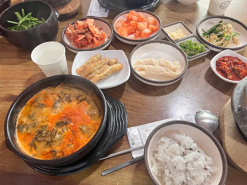 테이블 가득 차려진 추어탕 한 상