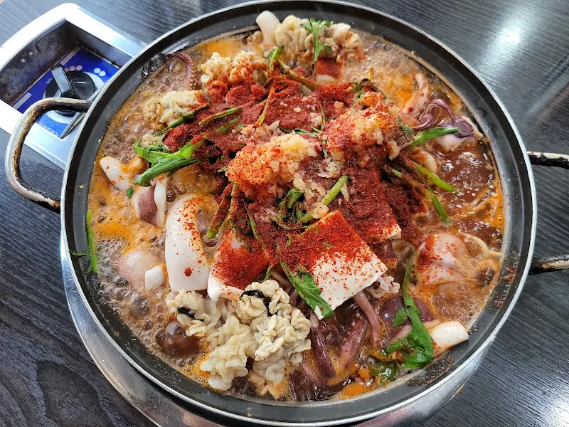 얼큰함이 느껴지는 오징어찌개