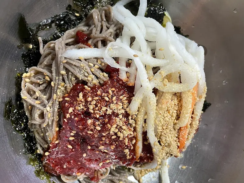 양념이 듬뿍 올려진 막국수