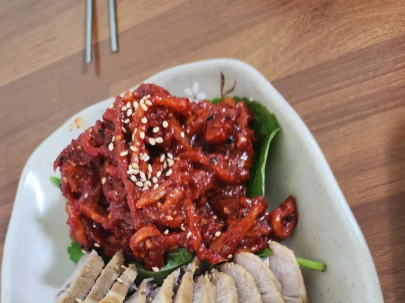 수육과 무채 장아찌 클로즈업