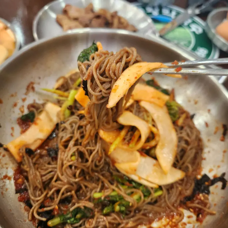 비빔막국수와 숯불구이