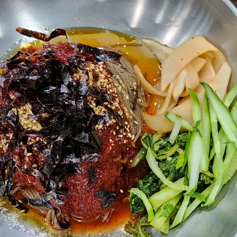 비빔막국수 근접샷